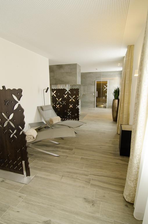 Gasthof Goldener Fisch Lienz Exterior foto