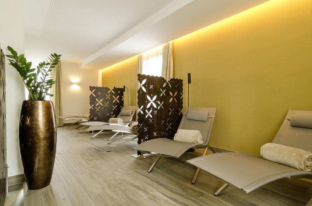 Gasthof Goldener Fisch Lienz Exterior foto